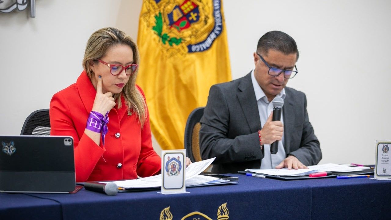 La rectora Yarabí Ávila González presidió la sesión del Consejo Universitario de la UMSNH en la que se aprobó la actualización del Reglamento Interno del máximo órgano de gobierno de la institución. La nueva normativa incorpora lenguaje inclusivo, regula las sesiones virtuales y se alinea con la Ley Orgánica y el Estatuto Universitario nicolaita. La rectora Yarabí Ávila González presidió la sesión del Consejo Universitario de la UMSNH en la que se aprobó la actualización del Reglamento Interno del máximo órgano de gobierno de la institución. La nueva normativa incorpora lenguaje inclusivo, regula las sesiones virtuales y se alinea con la Ley Orgánica y el Estatuto Universitario nicolaita.