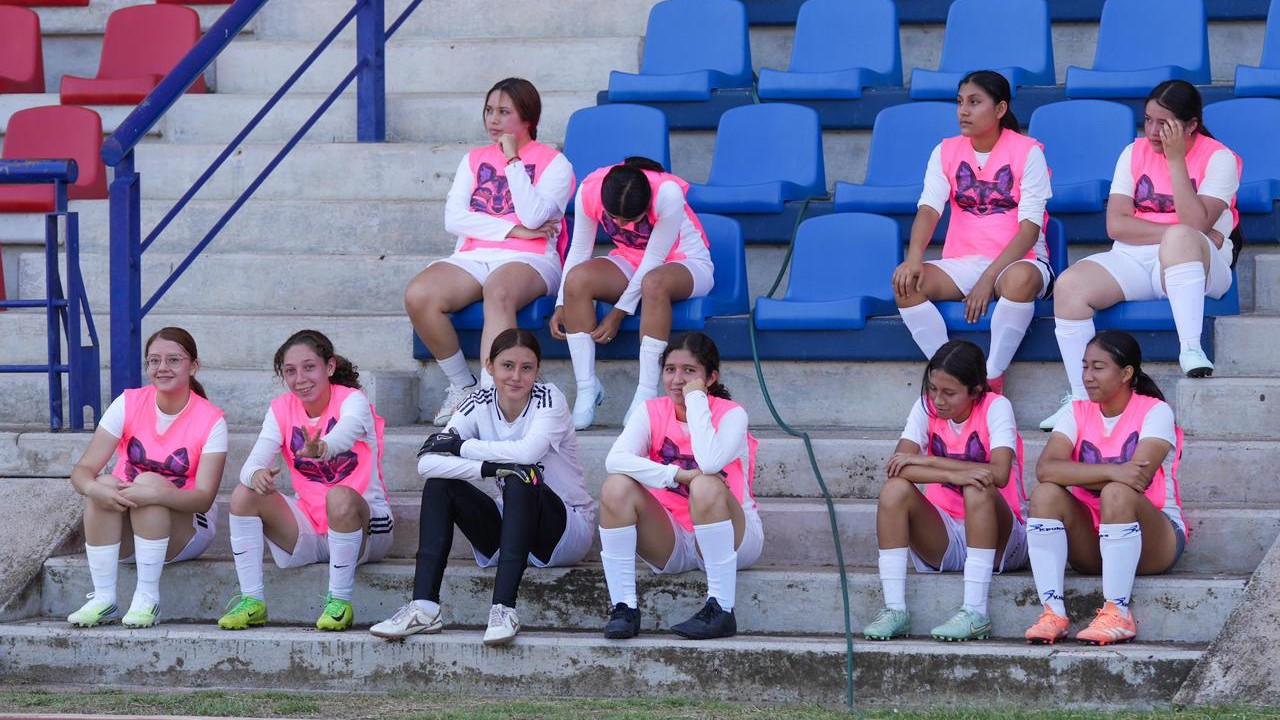 La concentración y la espera formaron parte del proceso que vivieron las jóvenes futbolistas que se presentaron a las visorías del equipo universitario. El primer día de pruebas en el Estadio Universitario contó con una participación que superó las expectativas del cuerpo técnico. La concentración y la espera formaron parte del proceso que vivieron las jóvenes futbolistas que se presentaron a las visorías del equipo universitario. El primer día de pruebas en el Estadio Universitario contó con una participación que superó las expectativas del cuerpo técnico.
