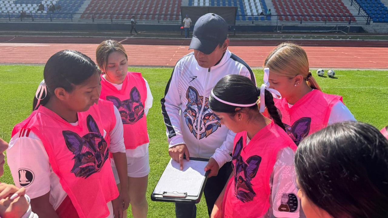 El cuerpo técnico del Atlético Morelia-UMSNH Femenil entregó indicaciones precisas a las aspirantes directamente en la cancha del Estadio Universitario, en el marco del proceso de visorías que inició el lunes 1 de junio de 2026 con miras a reforzar al equipo para la Tercera División Profesional. El cuerpo técnico del Atlético Morelia-UMSNH Femenil entregó indicaciones precisas a las aspirantes directamente en la cancha del Estadio Universitario, en el marco del proceso de visorías que inició el lunes 1 de junio de 2026 con miras a reforzar al equipo para la Tercera División Profesional.