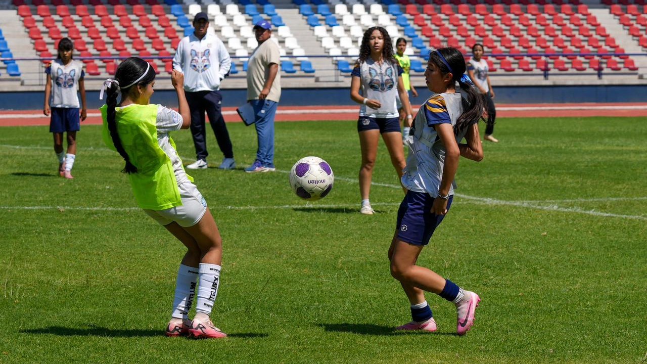 La dinámica del balón en movimiento marcó el ritmo del primer día de visorías del equipo nicolaita femenil. Jóvenes futbolistas demostraron habilidades técnicas e intensidad competitiva ante los ojos del cuerpo técnico que definirá el plantel del Atlético Morelia-UMSNH para la siguiente etapa en la Tercera División Profesional. La dinámica del balón en movimiento marcó el ritmo del primer día de visorías del equipo nicolaita femenil. Jóvenes futbolistas demostraron habilidades técnicas e intensidad competitiva ante los ojos del cuerpo técnico que definirá el plantel del Atlético Morelia-UMSNH para la siguiente etapa en la Tercera División Profesional.
