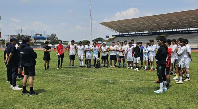 Atlético Morelia-UMSNH abre visoría para su equipo de Tercera División El cuerpo técnico del Atlético Morelia-UMSNH dirige las indicaciones a los jóvenes aspirantes durante la primera jornada de visorías en el Estadio Universitario.
