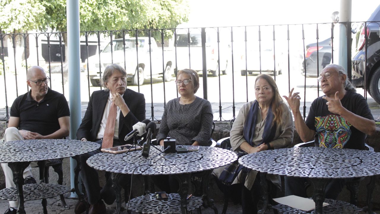 El maestro Gerardo Cárdenas durante su intervención para explicar la importancia de los encuentros de egresados como foros de reflexión sobre la práctica musical contemporánea. El maestro Gerardo Cárdenas durante su intervención para explicar la importancia de los encuentros de egresados como foros de reflexión sobre la práctica musical contemporánea.