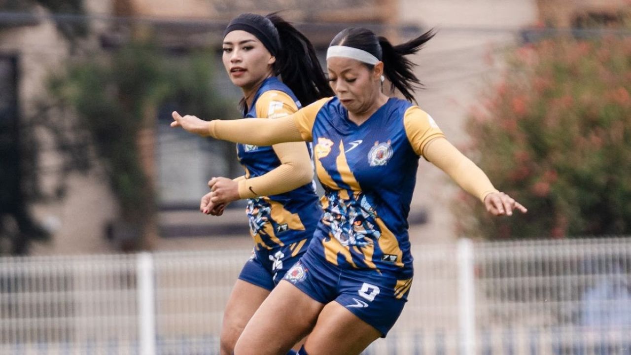 Una futbolista del representativo de la Casa de Hidalgo ejecuta un disparo de pierna derecha durante los encuentros locales que sirven para mantener el ritmo competitivo. La base del plantel nicolaita mantiene la concentración en los trabajos físicos dirigidos a potenciar el rendimiento colectivo rumbo al torneo de septiembre.