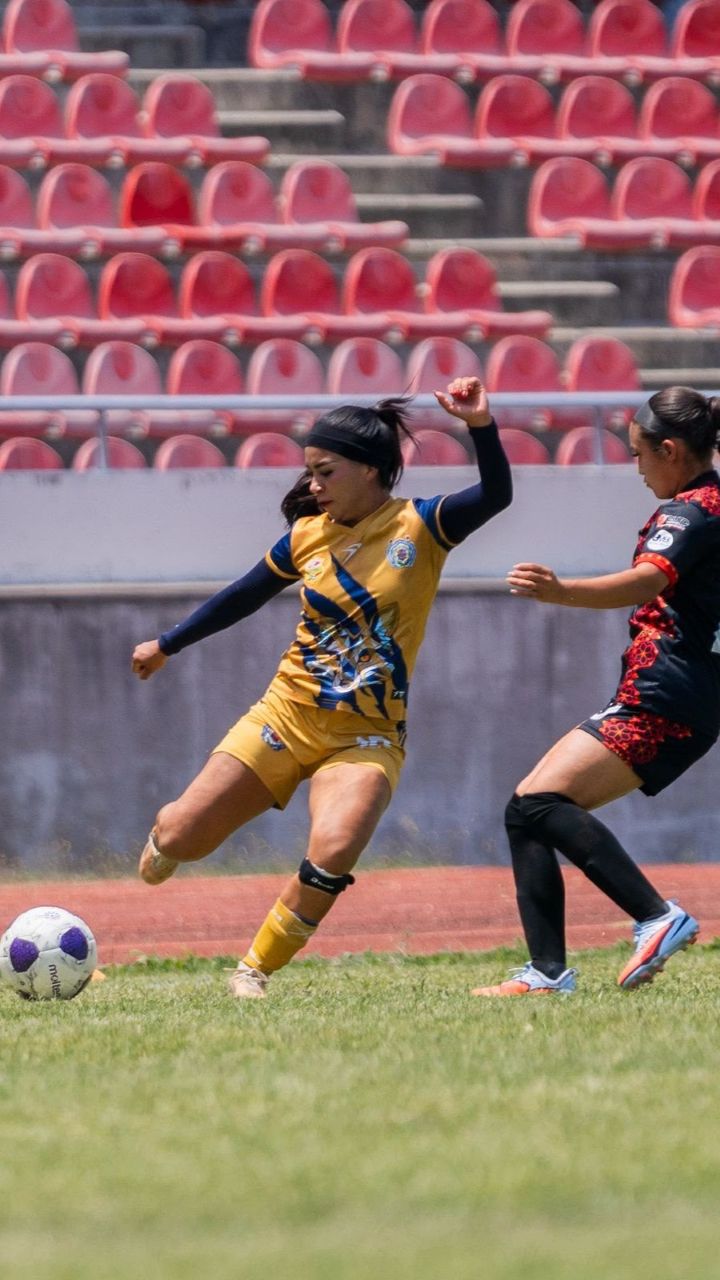 Una futbolista del representativo de la Casa de Hidalgo ejecuta un disparo de pierna derecha durante los encuentros locales que sirven para mantener el ritmo competitivo. Una futbolista del representativo de la Casa de Hidalgo ejecuta un disparo de pierna derecha durante los encuentros locales que sirven para mantener el ritmo competitivo.