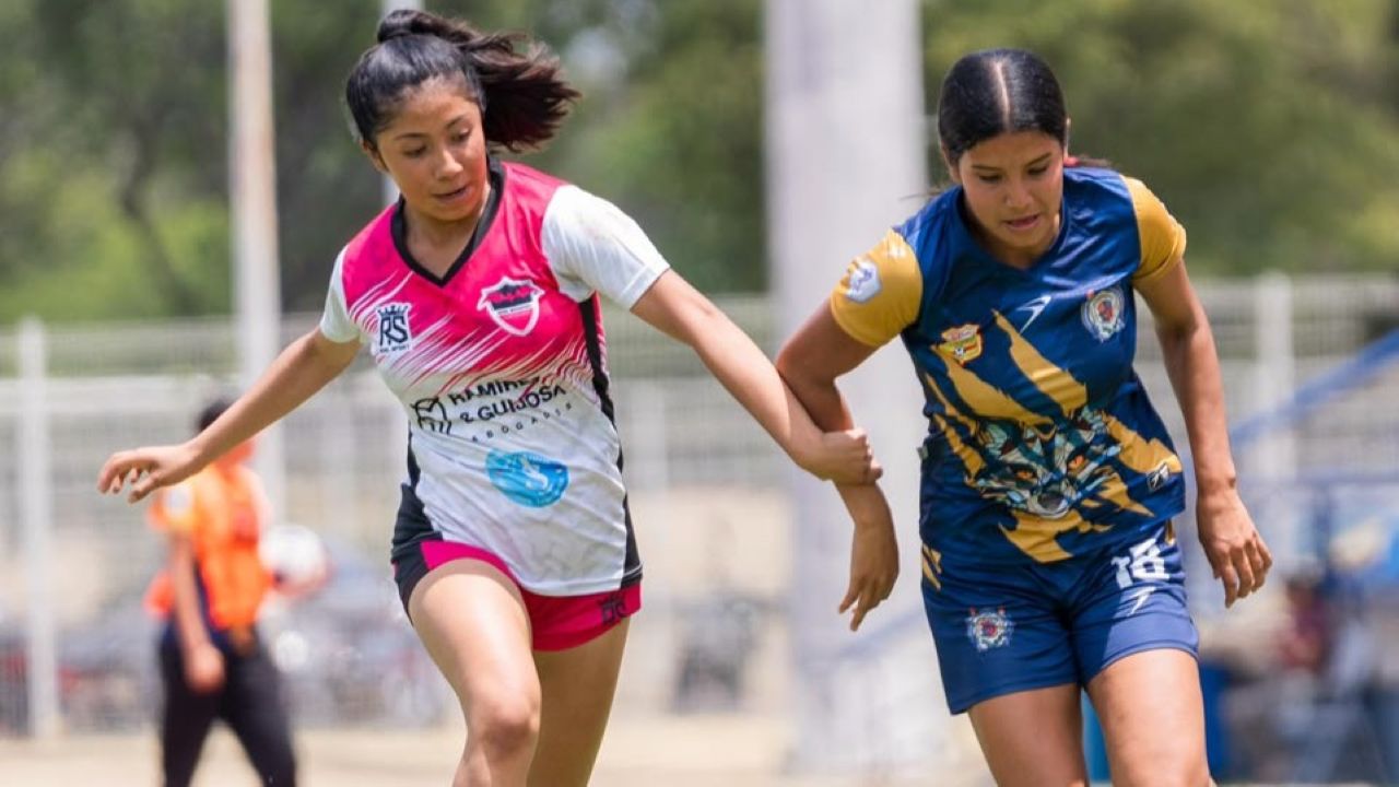 Las jugadoras incorporadas a prueba muestran su disciplina y capacidades técnicas individuales bajo la observación del estratega Francisco Farfán. Las jugadoras incorporadas a prueba muestran su disciplina y capacidades técnicas individuales bajo la observación del estratega Francisco Farfán.