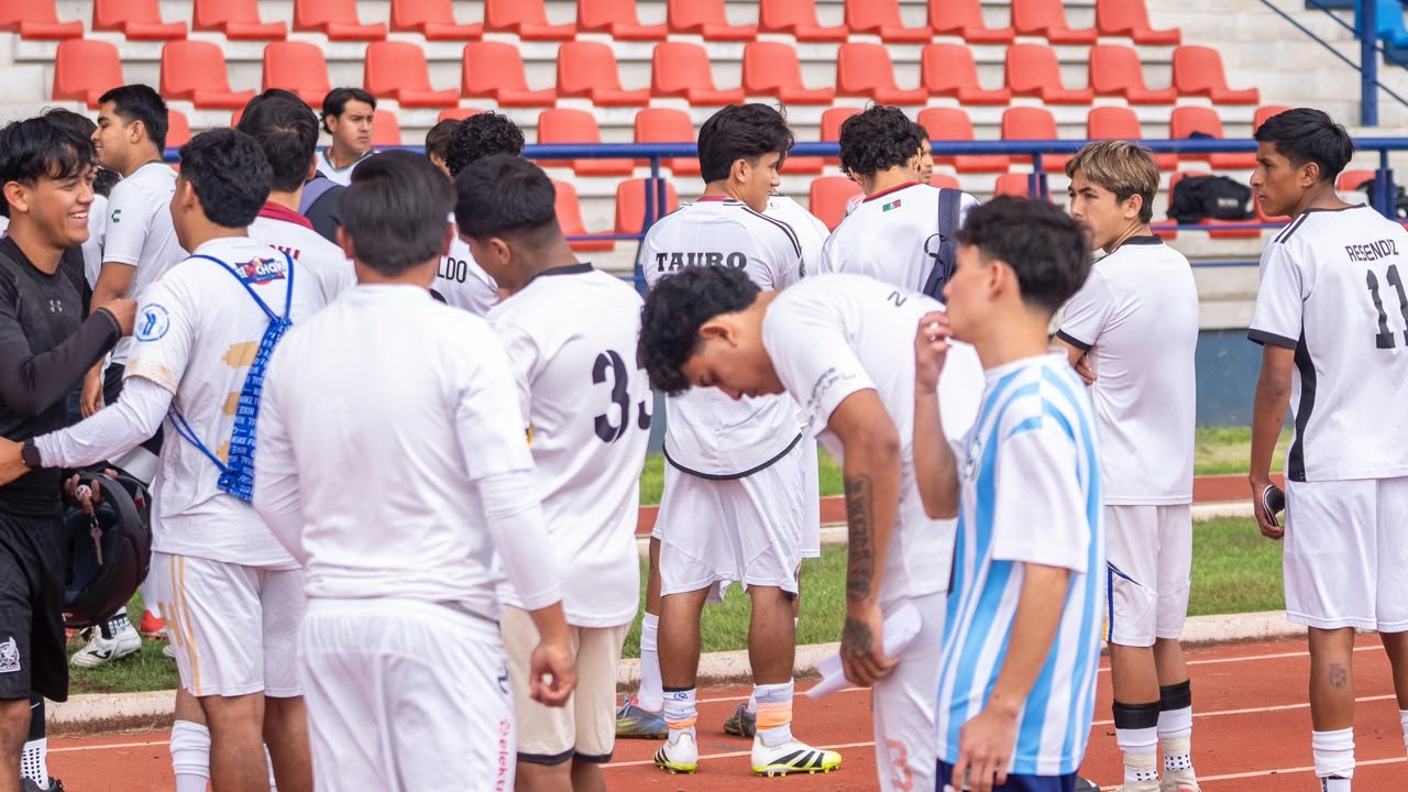 Aspirantes de diferentes estados de la República se congregan en la pista de Ciudad Universitaria durante el cierre de la segunda fase de visorías del Atlético Morelia-UMSNH. Aspirantes de diferentes estados de la República se congregan en la pista de Ciudad Universitaria durante el cierre de la segunda fase de visorías del Atlético Morelia-UMSNH.