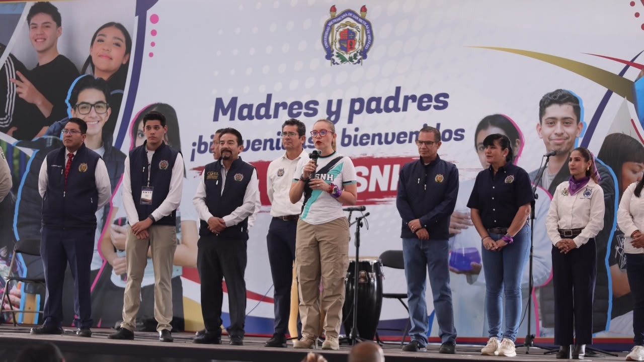 Integrantes del presídium institucional y directivos universitarios acompañan a la rectora Yarabí Ávila en el estrado oficial durante el mensaje de bienvenida a los padres de familia nicolaitas. Integrantes del presídium institucional y directivos universitarios acompañan a la rectora Yarabí Ávila en el estrado oficial durante el mensaje de bienvenida a los padres de familia nicolaitas.