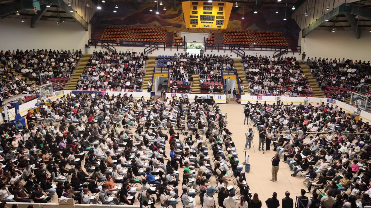 La distribución ordenada por filas y secciones dentro del recinto deportivo nicolaita garantizó el desahogo de las evaluaciones diagnósticas con saldo blanco y sin incidencias. La distribución ordenada por filas y secciones dentro del recinto deportivo nicolaita garantizó el desahogo de las evaluaciones diagnósticas con saldo blanco y sin incidencias.