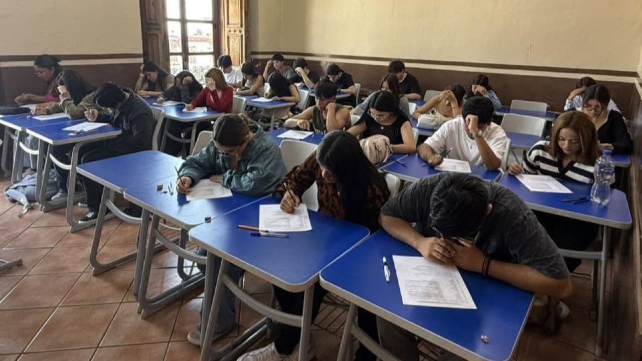 Alumnos de la Escuela Preparatoria “Ing. Pascual Ortiz Rubio” realizan actividades académicas en el aula, uno de los rubros integrados en las 12 categorías de la evaluación GABNI. Alumnos de la Escuela Preparatoria “Ing. Pascual Ortiz Rubio” realizan actividades académicas en el aula, uno de los rubros integrados en las 12 categorías de la evaluación GABNI.