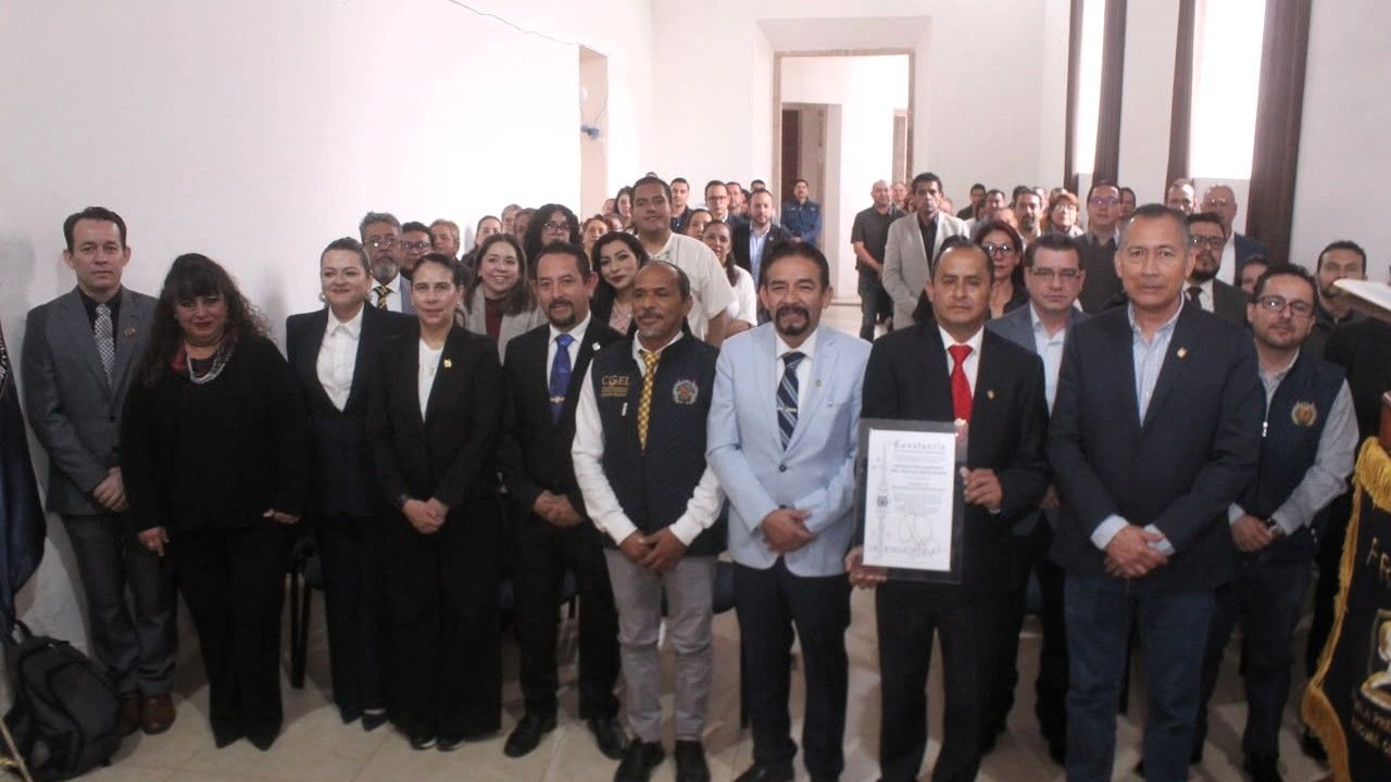 Autoridades de la UMSNH, coordinadores del bachillerato y directivos del plantel posan en grupo tras la entrega oficial del dictamen de calidad institucional. Autoridades de la UMSNH, coordinadores del bachillerato y directivos del plantel posan en grupo tras la entrega oficial del dictamen de calidad institucional.