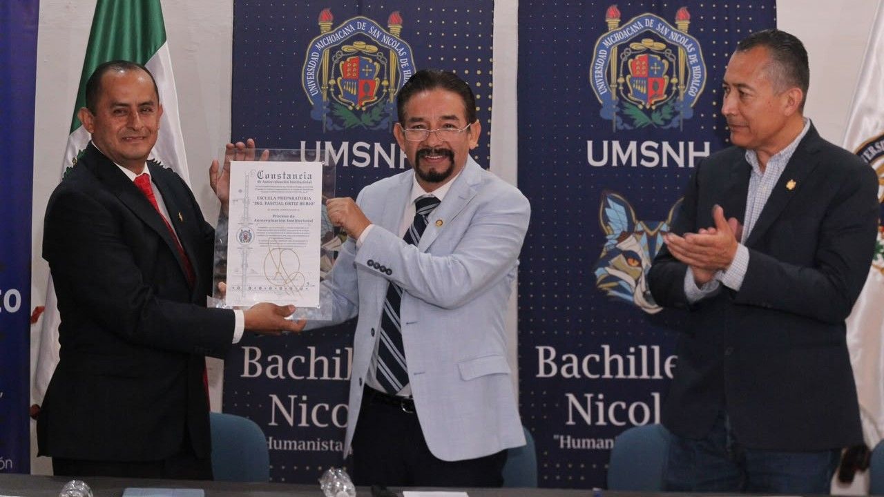El coordinador General de Estudios de Licenciatura, José Antonio Luna Delgado, entrega el certificado oficial GABNI al director de la preparatoria Pascual Ortiz Rubio, José Rodrigo Reyes Pérez. El coordinador General de Estudios de Licenciatura, José Antonio Luna Delgado, entrega el certificado oficial GABNI al director de la preparatoria Pascual Ortiz Rubio, José Rodrigo Reyes Pérez.