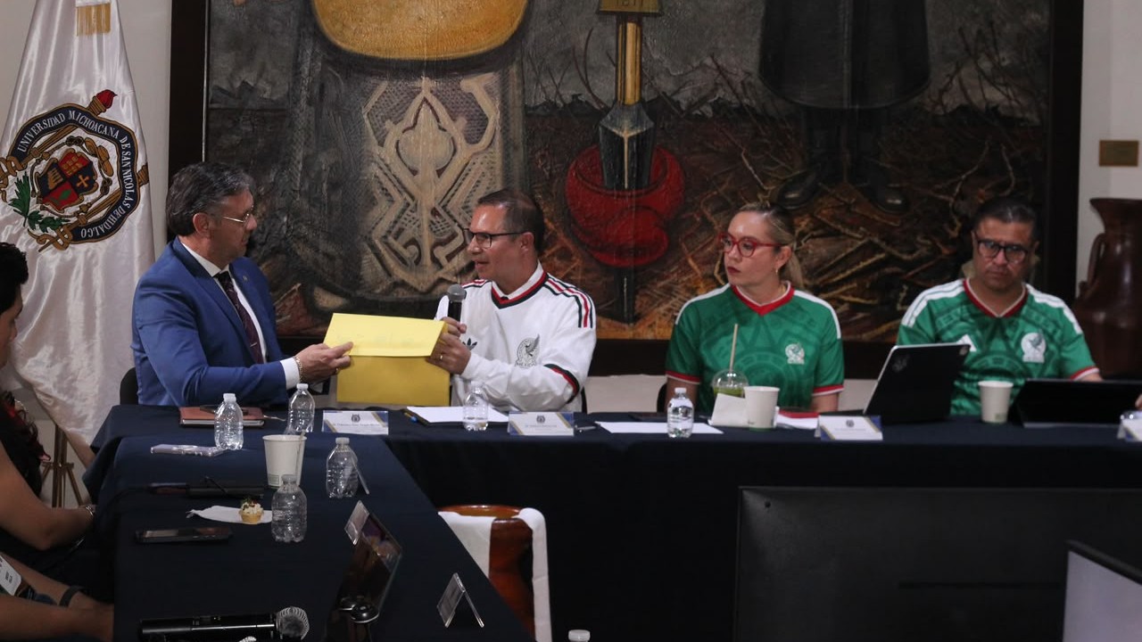 El secretario Académico Antonio Ramos Paz entrega el sobre sellado con la memoria USB al coordinador de la Comisión de Ingreso, Francisco Elías Vargas Merino, ante la presencia de la rectora Yarabí Ávila González. El secretario Académico Antonio Ramos Paz entrega el sobre sellado con la memoria USB al coordinador de la Comisión de Ingreso, Francisco Elías Vargas Merino, ante la presencia de la rectora Yarabí Ávila González.