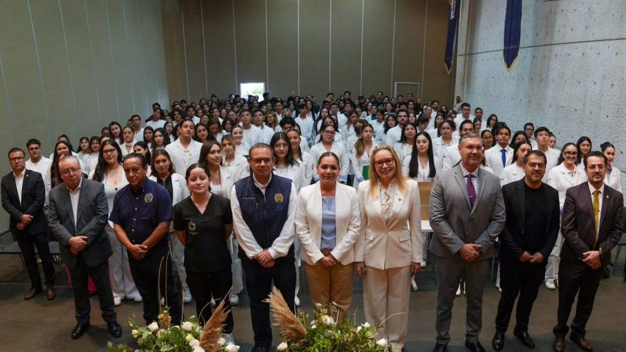 Autoridades de la UMSNH, directores de las facultades de salud y representantes de la Secretaría de Salud de Michoacán se congregan en el estrado oficial para avalar la legalidad de la asignación. Autoridades de la UMSNH, directores de las facultades de salud y representantes de la Secretaría de Salud de Michoacán se congregan en el estrado oficial para avalar la legalidad de la asignación.