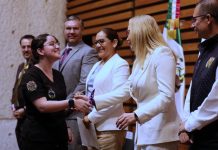 Secretaría de Salud garantiza entornos seguros a pasantes de UMSNH La rectora Yarabí Ávila González saluda de mano a una egresada del área de la salud, refrendando el acompañamiento institucional de la UMSNH durante su periodo de servicio clínico.