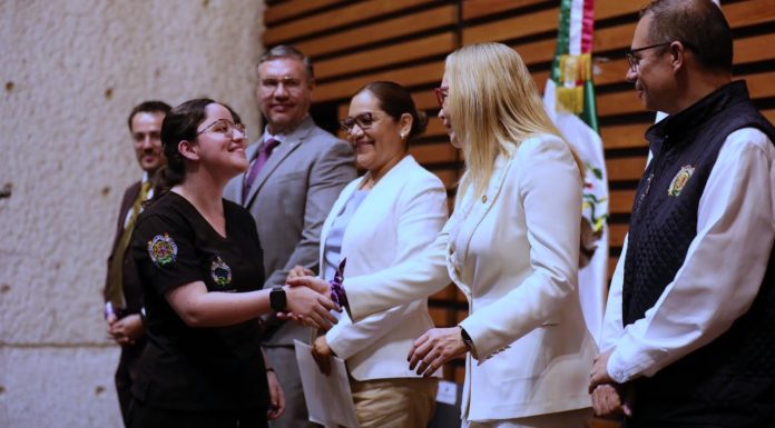 Secretaría de Salud garantiza entornos seguros a pasantes de UMSNH La rectora Yarabí Ávila González saluda de mano a una egresada del área de la salud, refrendando el acompañamiento institucional de la UMSNH durante su periodo de servicio clínico.