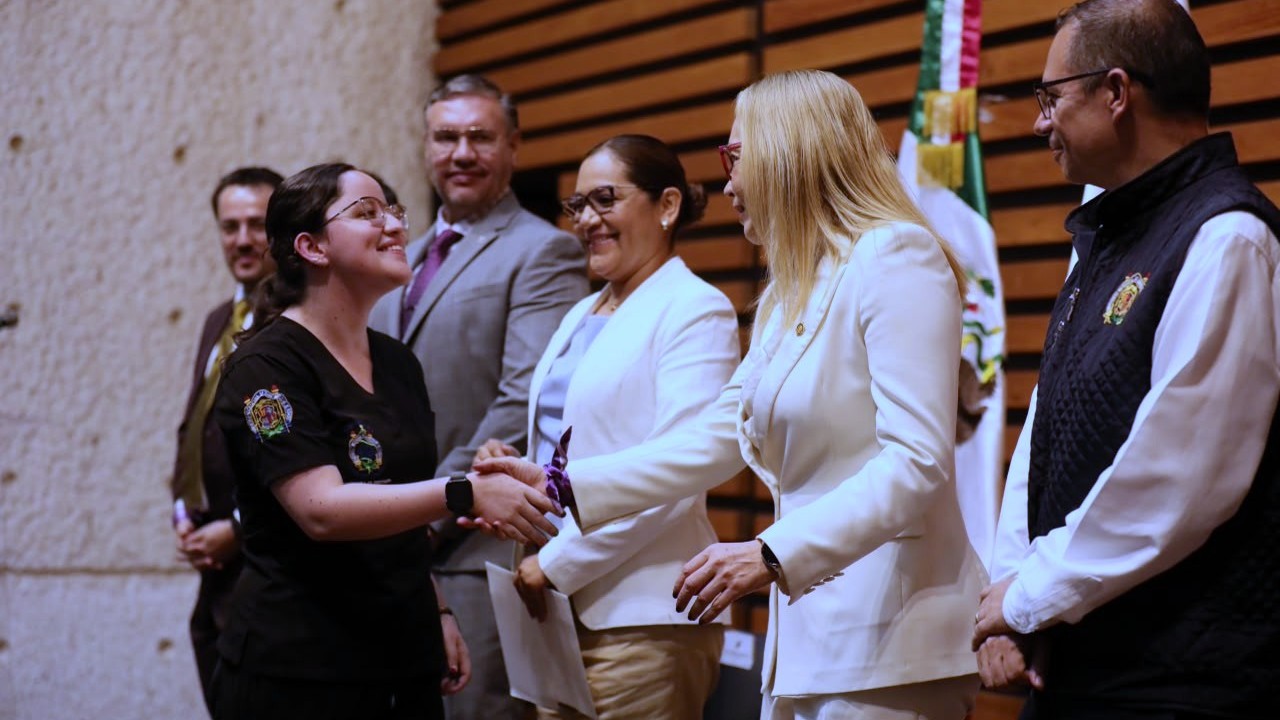 La rectora Yarabí Ávila González saluda de mano a una egresada del área de la salud, refrendando el acompañamiento institucional de la UMSNH durante su periodo de servicio clínico. La rectora Yarabí Ávila González saluda de mano a una egresada del área de la salud, refrendando el acompañamiento institucional de la UMSNH durante su periodo de servicio clínico.