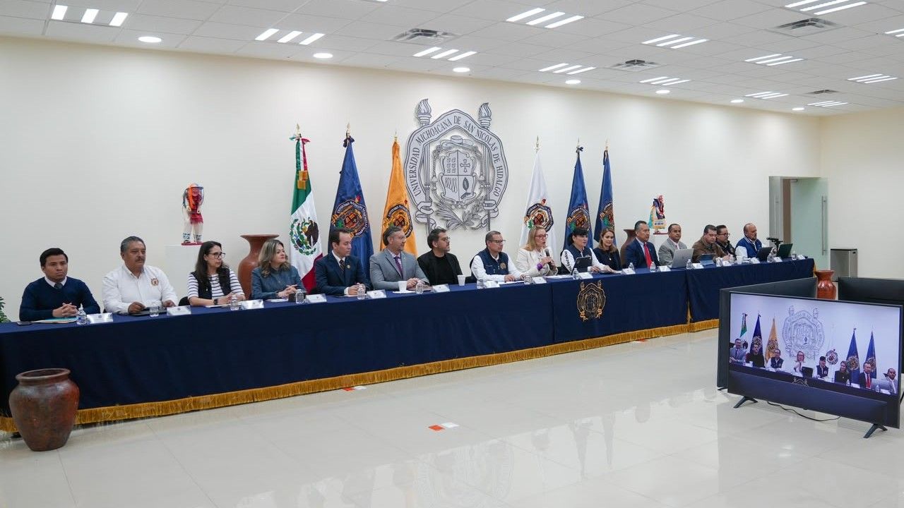 Vista panorámica de la mesa directiva universitaria donde se presentó el uso del algoritmo informático de geolocalización para la asignación de escuelas. Vista panorámica de la mesa directiva universitaria donde se presentó el uso del algoritmo informático de geolocalización para la asignación de escuelas.