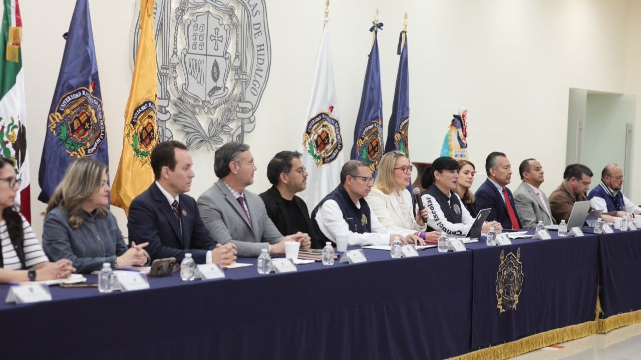 La directora de Control Escolar, Marisela Morfín Amézquita (al micrófono), expone las fechas y los requerimientos del curso de inducción y las pláticas informativas para tutores. La directora de Control Escolar, Marisela Morfín Amézquita (al micrófono), expone las fechas y los requerimientos del curso de inducción y las pláticas informativas para tutores.
