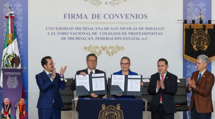 UMSNH firma 18 convenios con colegios de profesionistas de Michoacán La rectora Yarabí Ávila González y el presidente del Foro Nacional de Colegios de Profesionistas de Michoacán, Diego Romeo Chávez Hernández, muestran las carpetas firmadas del convenio marco interinstitucional.
