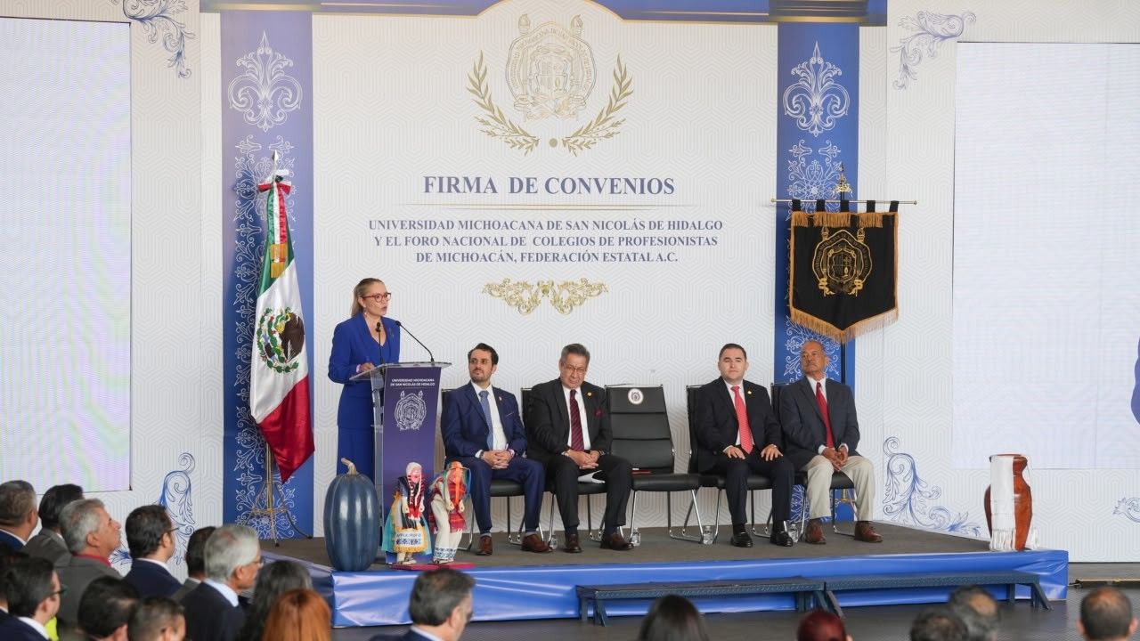La rectora Yarabí Ávila González hace uso de la palabra en el podio institucional para destacar la trascendencia de vincular los conocimientos académicos con las problemáticas sociales del estado. La rectora Yarabí Ávila González hace uso de la palabra en el podio institucional para destacar la trascendencia de vincular los conocimientos académicos con las problemáticas sociales del estado.