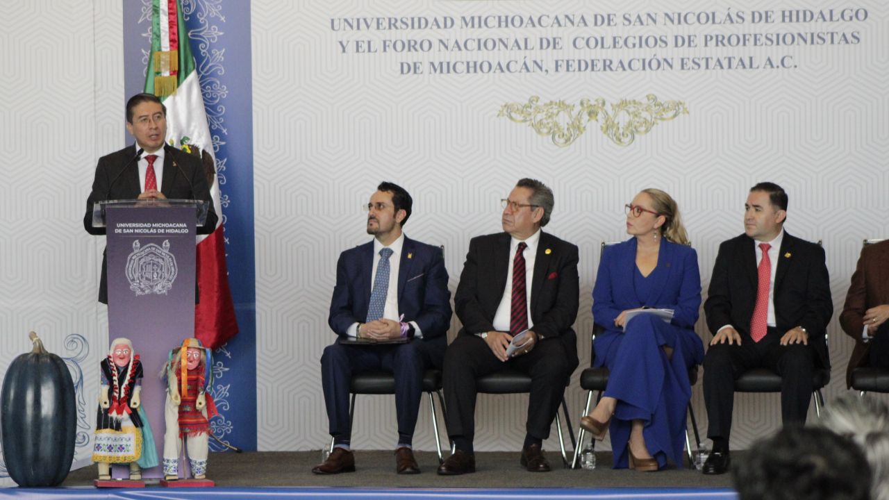 Diego Romeo Chávez Hernández, presidente del Foro Nacional de Colegios de Profesionistas de Michoacán, destaca ante la audiencia el valor de institucionalizar la alianza con la academia. Diego Romeo Chávez Hernández, presidente del Foro Nacional de Colegios de Profesionistas de Michoacán, destaca ante la audiencia el valor de institucionalizar la alianza con la academia.