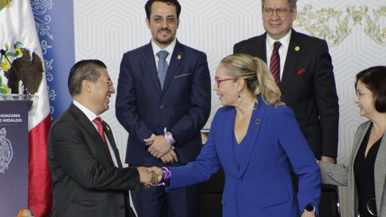 Saludo formal entre la rectora Yarabí Ávila González y Diego Romeo Chávez Hernández tras consolidar el paquete de 18 firmas bilaterales en beneficio de los egresados. Saludo formal entre la rectora Yarabí Ávila González y Diego Romeo Chávez Hernández tras consolidar el paquete de 18 firmas bilaterales en beneficio de los egresados.