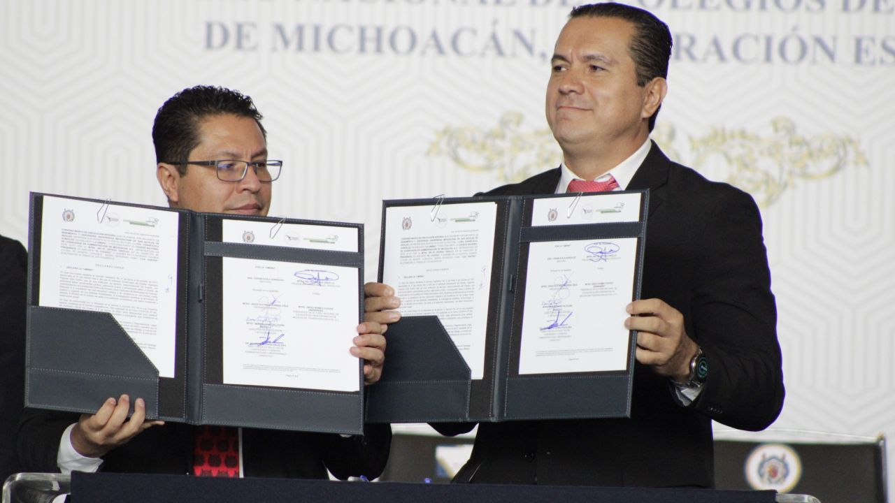 Representantes gremiales del ramo técnico y contable muestran las firmas que avalan la retroalimentación permanente de los planes de estudio universitarios. Representantes gremiales del ramo técnico y contable muestran las firmas que avalan la retroalimentación permanente de los planes de estudio universitarios.