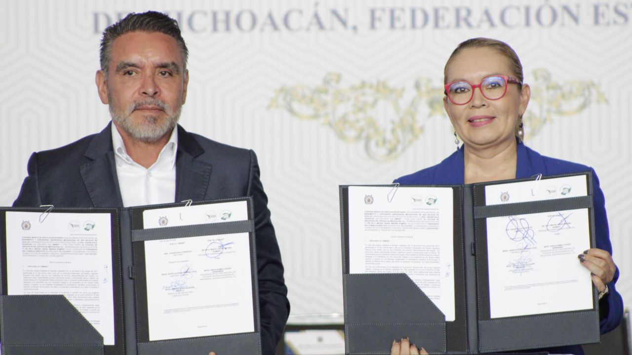 Representantes de los colegios profesionales en activo presentan de manera conjunta el documento oficial que blinda la colaboración con el personal docente y administrativo de la UMSNH. Representantes de los colegios profesionales en activo presentan de manera conjunta el documento oficial que blinda la colaboración con el personal docente y administrativo de la UMSNH.