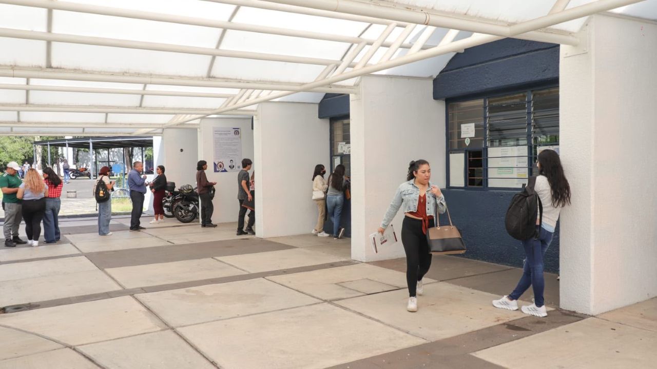 Instalaciones del edificio Q en la UMSNH habilitadas con infraestructura y personal administrativo para garantizar un flujo ordenado de estudiantes durante el periodo de inscripciones. Instalaciones del edificio Q en la UMSNH habilitadas con infraestructura y personal administrativo para garantizar un flujo ordenado de estudiantes durante el periodo de inscripciones.