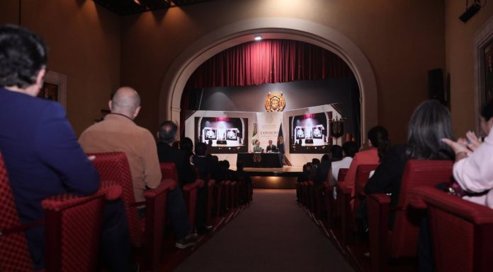 UMSNH instala nuevo Consejo Universitario para el periodo 2026-2028 Vista general del escenario principal donde la rectoría y la secretaría general presiden la instalación formal del órgano colegiado de gobierno.