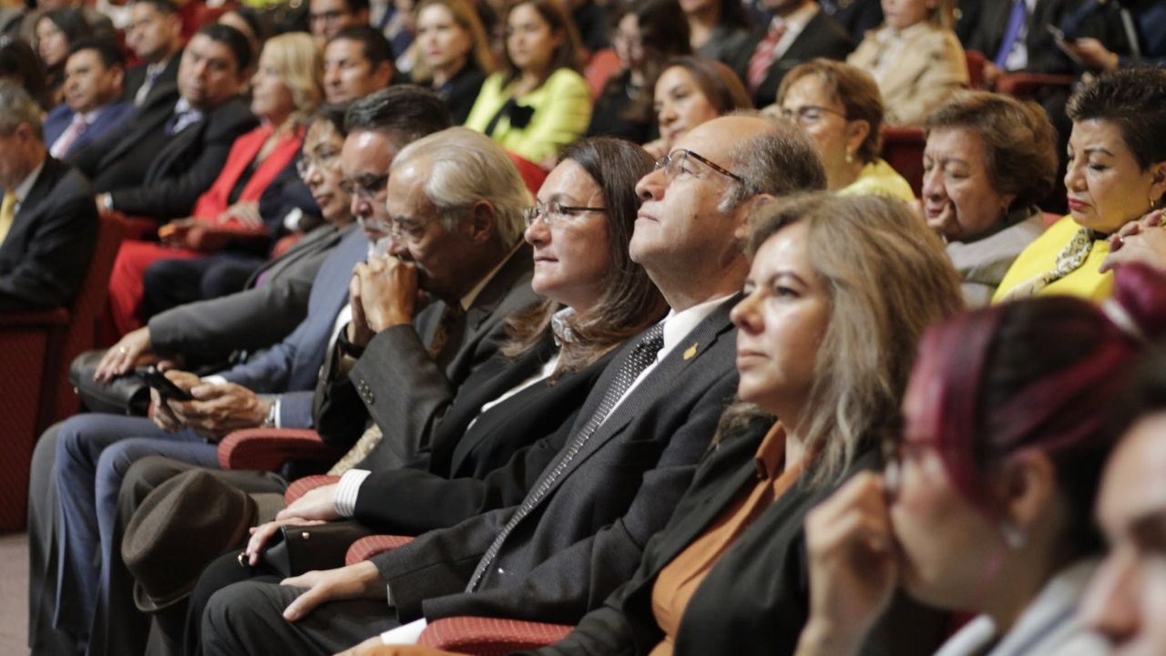 Integrantes del Poder Judicial, académicos y profesionales del Derecho asisten a la ceremonia conmemorativa en el auditorio central para atestiguar la entrega del galardón institucional. Integrantes del Poder Judicial, académicos y profesionales del Derecho asisten a la ceremonia conmemorativa en el auditorio central para atestiguar la entrega del galardón institucional.