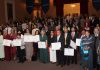 UMSNH recibe Venera al Mérito por el Estado de Derecho Abogados y profesionales galardonados posan en grupo sobre el escenario junto a las autoridades universitarias tras recibir sus respectivas menciones de trayectoria.