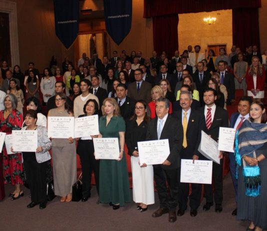 UMSNH recibe Venera al Mérito por el Estado de Derecho Abogados y profesionales galardonados posan en grupo sobre el escenario junto a las autoridades universitarias tras recibir sus respectivas menciones de trayectoria.