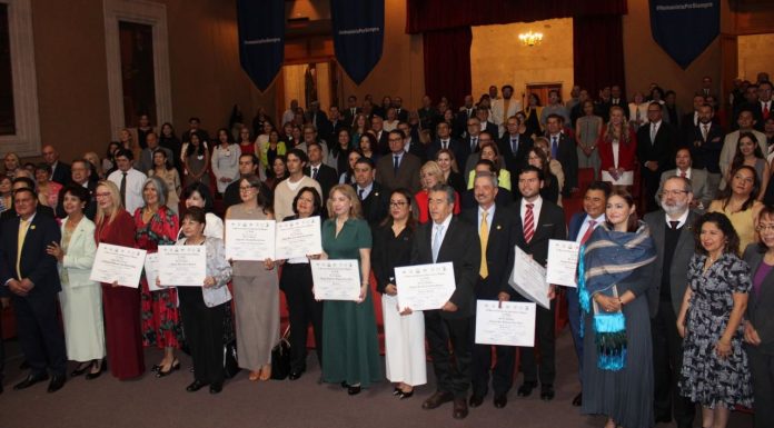 UMSNH recibe Venera al Mérito por el Estado de Derecho Abogados y profesionales galardonados posan en grupo sobre el escenario junto a las autoridades universitarias tras recibir sus respectivas menciones de trayectoria.