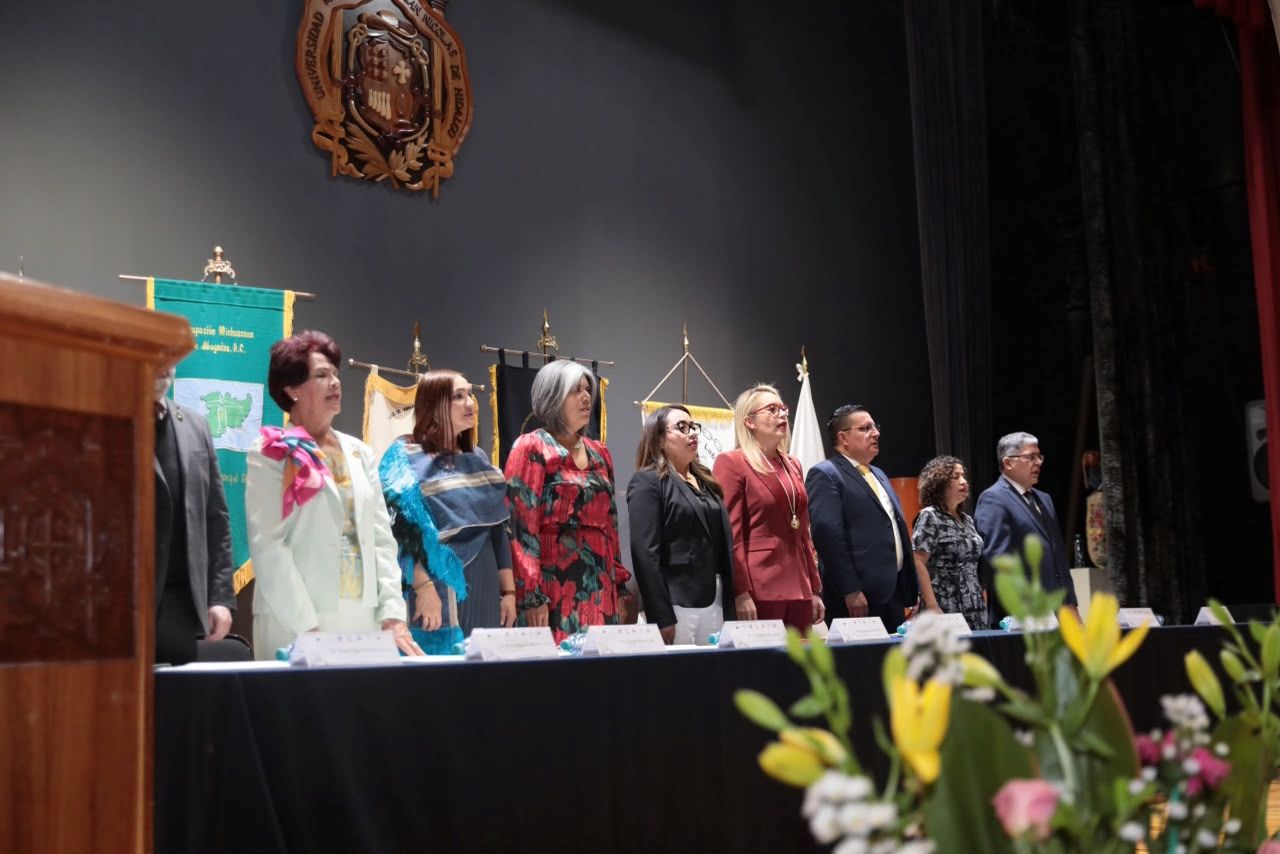 La línea de honor integrada por funcionarios y representantes de los colegios de abogados encabeza el acto solemne bajo el escudo de la institución nicolaita. La línea de honor integrada por funcionarios y representantes de los colegios de abogados encabeza el acto solemne bajo el escudo de la institución nicolaita.