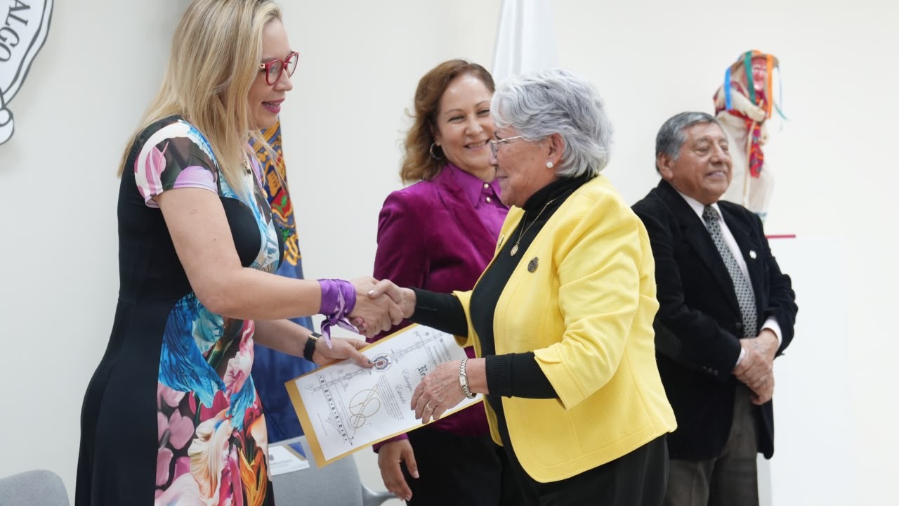 La rectora Yarabí Ávila González entrega un reconocimiento oficial a una trabajadora de la radiodifusora en presencia de la jefa del Departamento de Radio y TV Nicolaita, Guadalupe Santacruz Esquivel, y del locutor fundador Humberto Méndez Campos. La rectora Yarabí Ávila González entrega un reconocimiento oficial a una trabajadora de la radiodifusora en presencia de la jefa del Departamento de Radio y TV Nicolaita, Guadalupe Santacruz Esquivel, y del locutor fundador Humberto Méndez Campos.
