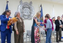 UMSNH conmemora 50 años de trayectoria de Radio Nicolaita La rectora Yarabí Ávila González efectúa la entrega de distinciones a las nuevas generaciones de colaboradores de Radio y TV Nicolaita, acompañada por el secretario Miguel Ángel Villa Álvarez.