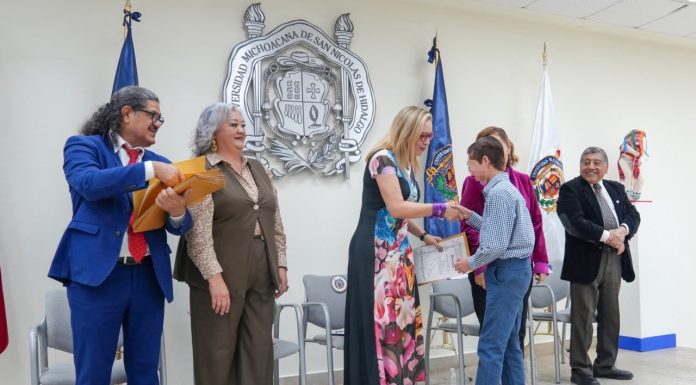 UMSNH conmemora 50 años de trayectoria de Radio Nicolaita La rectora Yarabí Ávila González efectúa la entrega de distinciones a las nuevas generaciones de colaboradores de Radio y TV Nicolaita, acompañada por el secretario Miguel Ángel Villa Álvarez.