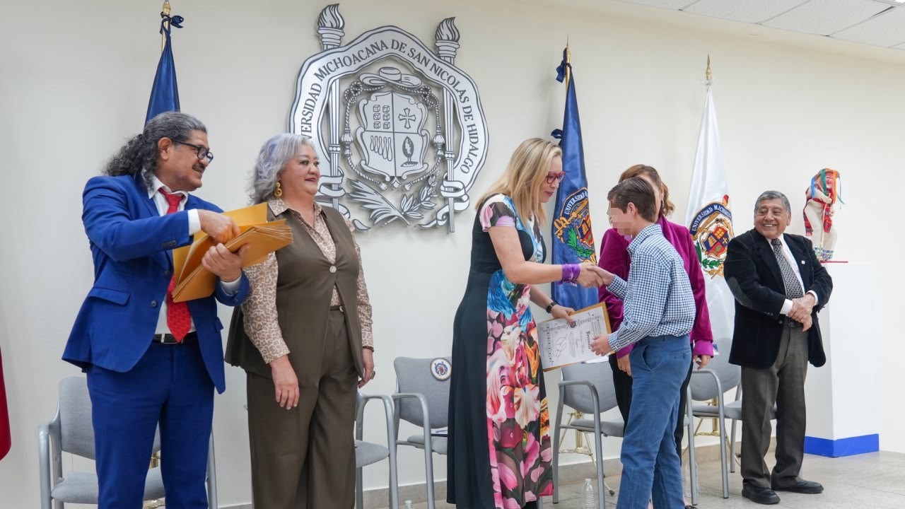 La rectora Yarabí Ávila González efectúa la entrega de distinciones a las nuevas generaciones de colaboradores de Radio y TV Nicolaita, acompañada por el secretario Miguel Ángel Villa Álvarez. La rectora Yarabí Ávila González efectúa la entrega de distinciones a las nuevas generaciones de colaboradores de Radio y TV Nicolaita, acompañada por el secretario Miguel Ángel Villa Álvarez.