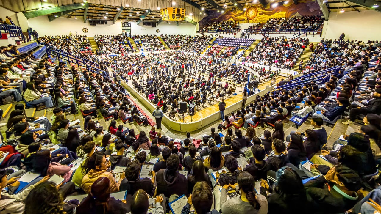 Vista general del Gimnasio de Usos Múltiples acondicionado por la UMSNH para albergar las sesiones masivas de orientación previas al cierre de la convocatoria. Vista general del Gimnasio de Usos Múltiples acondicionado por la UMSNH para albergar las sesiones masivas de orientación previas al cierre de la convocatoria.