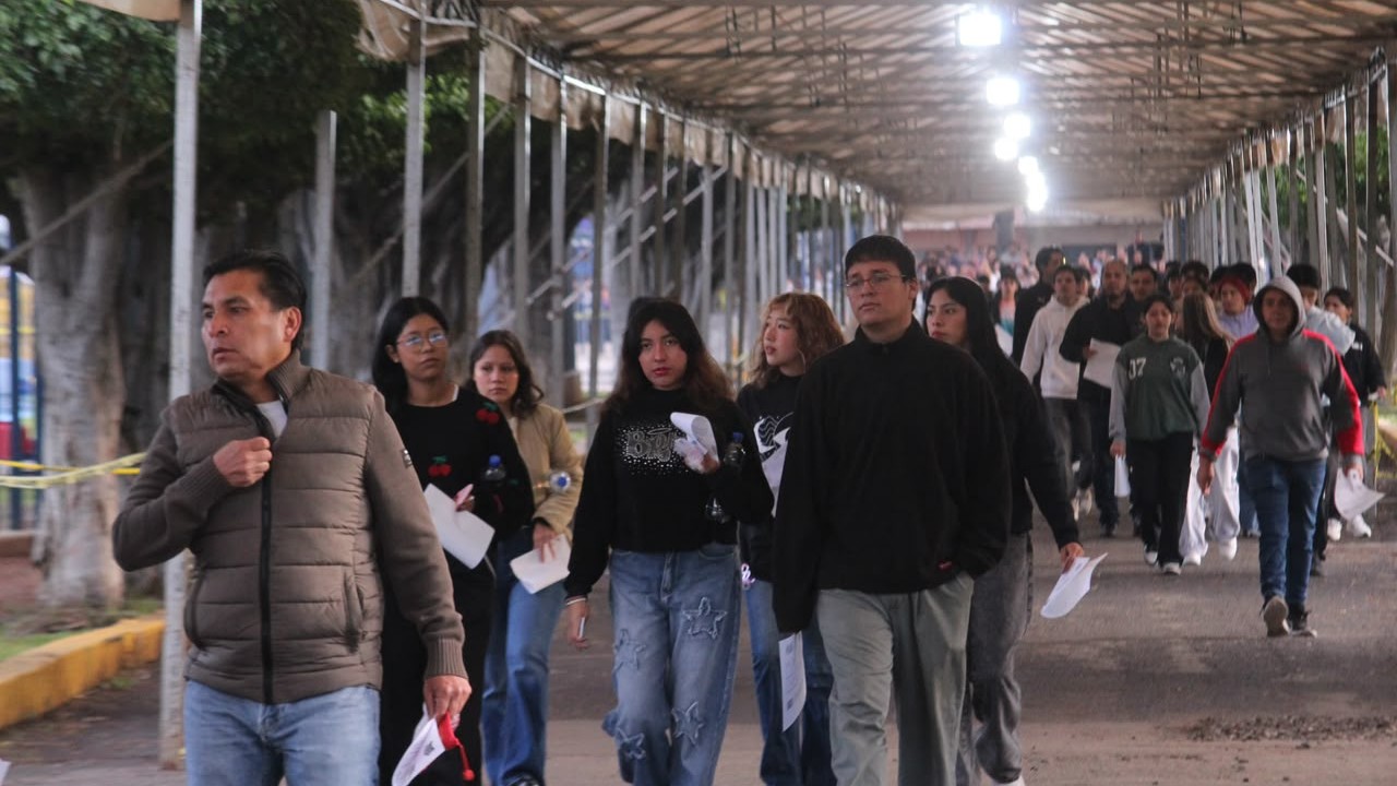 La movilización de estudiantes en las instalaciones universitarias forma parte de los protocolos logísticos implementados para la recepción física de aspirantes. La movilización de estudiantes en las instalaciones universitarias forma parte de los protocolos logísticos implementados para la recepción física de aspirantes.