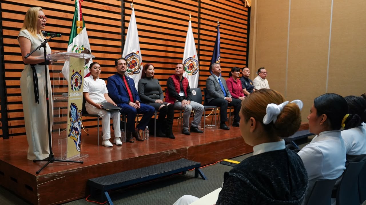 La rectora Yarabí Ávila González hace uso de la palabra desde el podio, exponiendo las pautas éticas y profesionales que deben guiar a los pasantes de enfermería en sus comunidades. La rectora Yarabí Ávila González hace uso de la palabra desde el podio, exponiendo las pautas éticas y profesionales que deben guiar a los pasantes de enfermería en sus comunidades.
