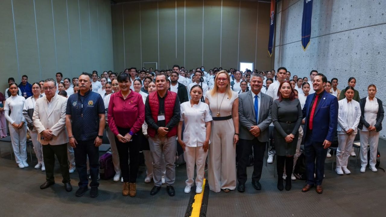 Autoridades de la UMSNH y de la Secretaría de Salud de Michoacán posan junto a egresados de enfermería al concluir la jornada oficial de asignación. Autoridades de la UMSNH y de la Secretaría de Salud de Michoacán posan junto a egresados de enfermería al concluir la jornada oficial de asignación.