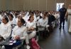 UMSNH inicia asignación de campos clínicos para Licenciatura en Enfermería La rectora Yarabí Ávila González y directivos de la Facultad de Enfermería recorren las filas del auditorio para dialogar con los futuros prestadores de servicio.