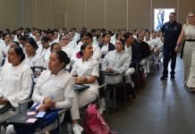 UMSNH inicia asignación de campos clínicos para Licenciatura en Enfermería La rectora Yarabí Ávila González y directivos de la Facultad de Enfermería recorren las filas del auditorio para dialogar con los futuros prestadores de servicio.