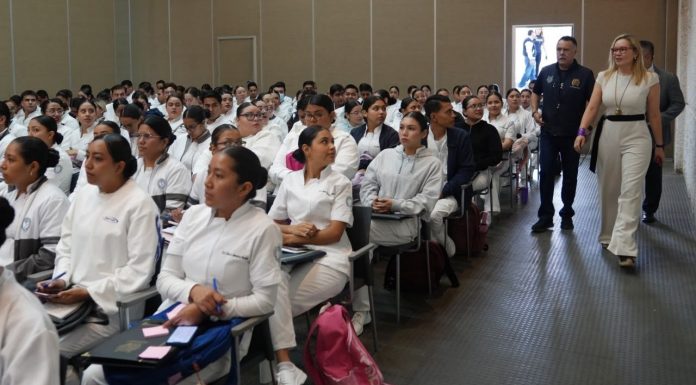 UMSNH inicia asignación de campos clínicos para Licenciatura en Enfermería La rectora Yarabí Ávila González y directivos de la Facultad de Enfermería recorren las filas del auditorio para dialogar con los futuros prestadores de servicio.