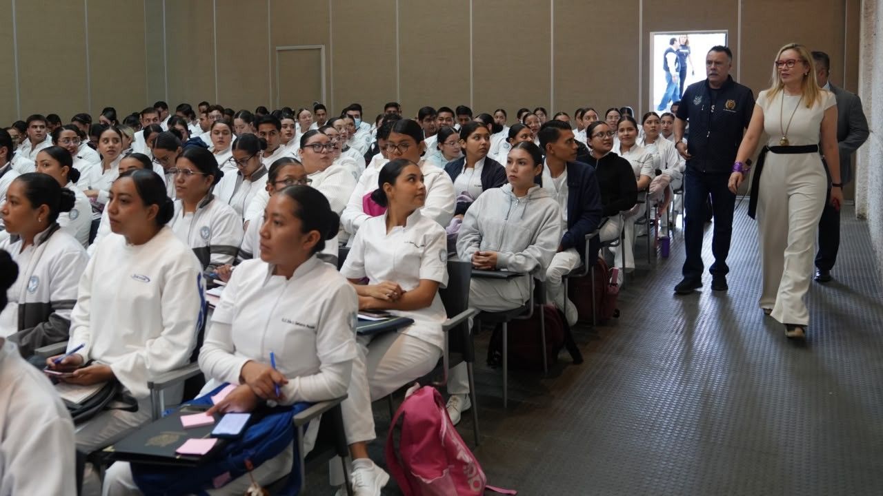 La rectora Yarabí Ávila González y directivos de la Facultad de Enfermería recorren las filas del auditorio para dialogar con los futuros prestadores de servicio. La rectora Yarabí Ávila González y directivos de la Facultad de Enfermería recorren las filas del auditorio para dialogar con los futuros prestadores de servicio.