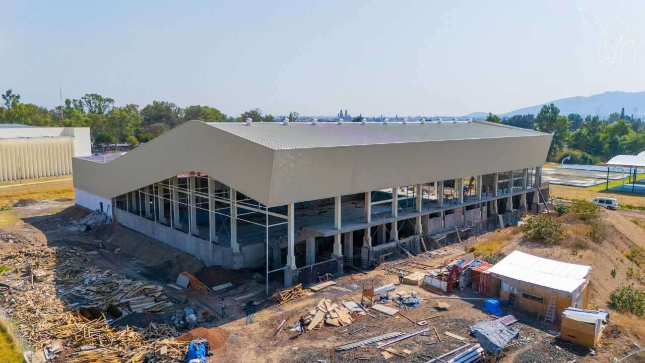 Perspectiva aérea del nuevo recinto acuático de la UMSNH en Ciudad Universitaria de Morelia, un hito para el deporte y docencia en Michoacán. Perspectiva aérea del nuevo recinto acuático de la UMSNH en Ciudad Universitaria de Morelia, un hito para el deporte y docencia en Michoacán.