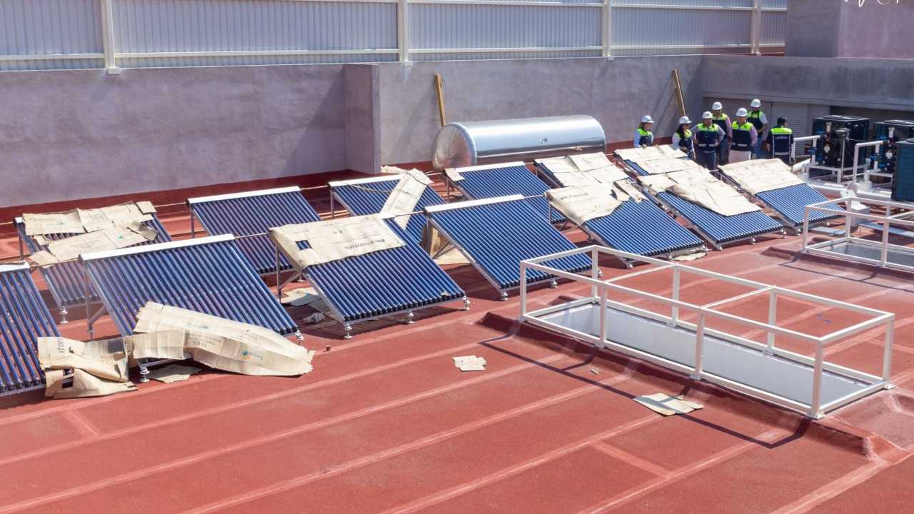 Paneles solares instalados en la azotea del complejo acuático, fundamentales para los criterios de sostenibilidad energética y reducción de huella de carbono. Paneles solares instalados en la azotea del complejo acuático, fundamentales para los criterios de sostenibilidad energética y reducción de huella de carbono.