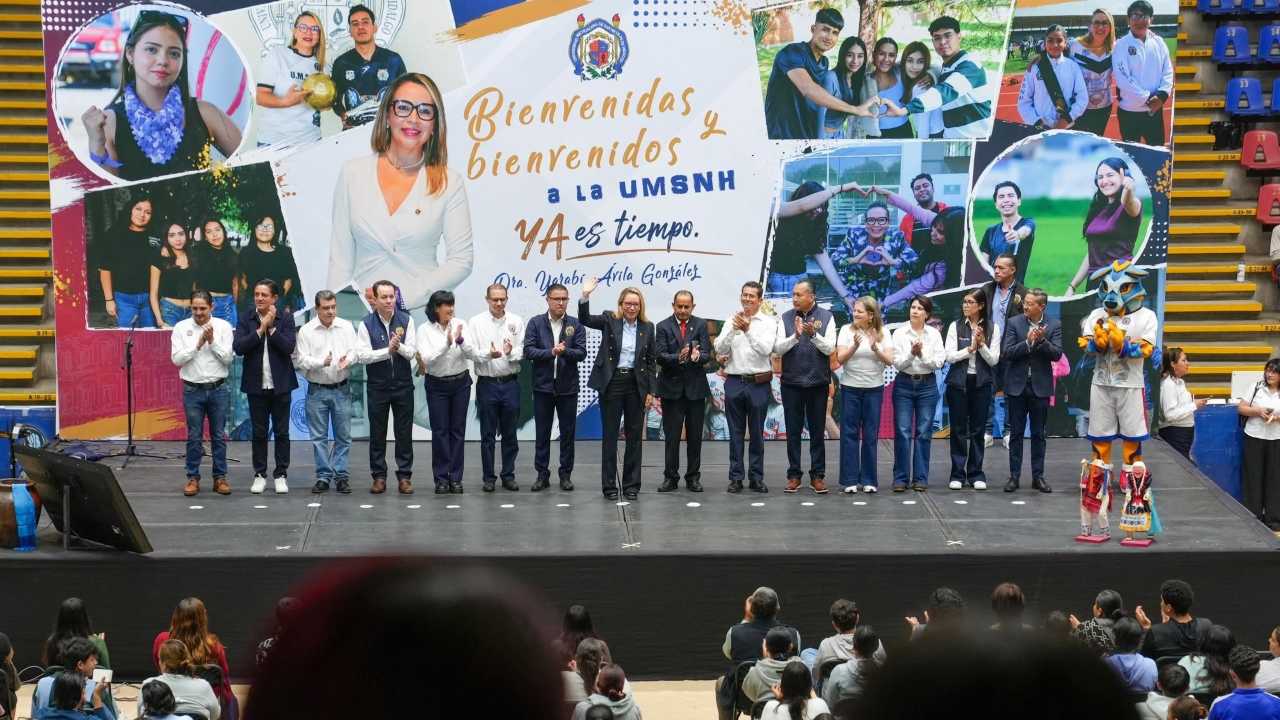 Autoridades universitarias e integrantes del presídium, encabezados por la rectora Yarabí Ávila González, dan la bienvenida a las y los estudiantes de nuevo ingreso al nivel medio superior de la Casa de Hidalgo. Autoridades universitarias e integrantes del presídium, encabezados por la rectora Yarabí Ávila González, dan la bienvenida a las y los estudiantes de nuevo ingreso al nivel medio superior de la Casa de Hidalgo.